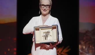 Meryl Streep recibe Palma de Oro en la 77a edición del Festival de Cine de Cannes.