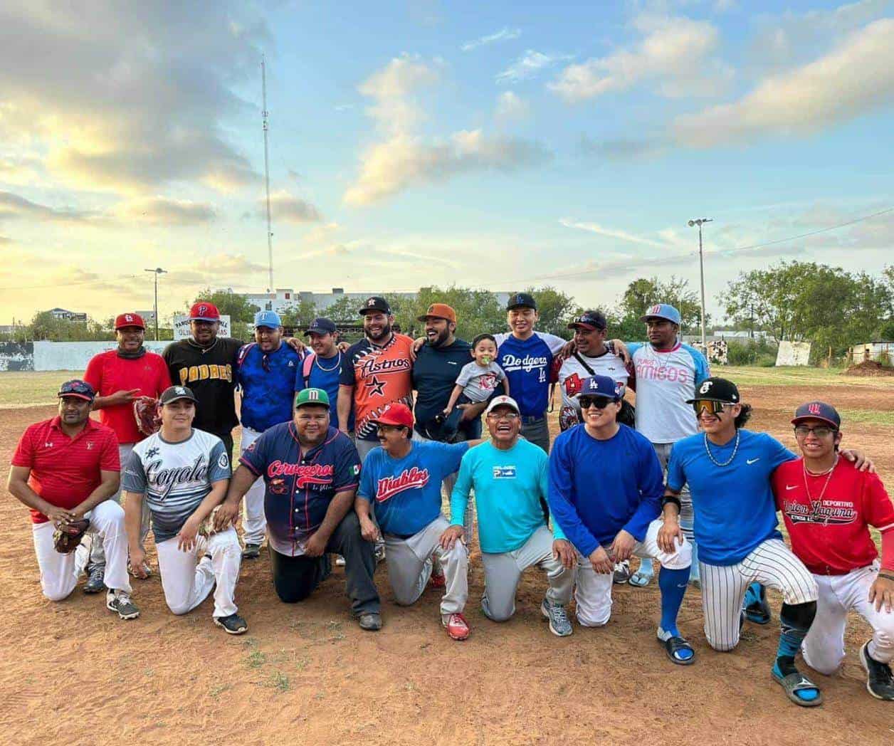 Le pega Amigos de Manny a los Amigos de Puerta del Sol en la Liga Municipal de Softbol