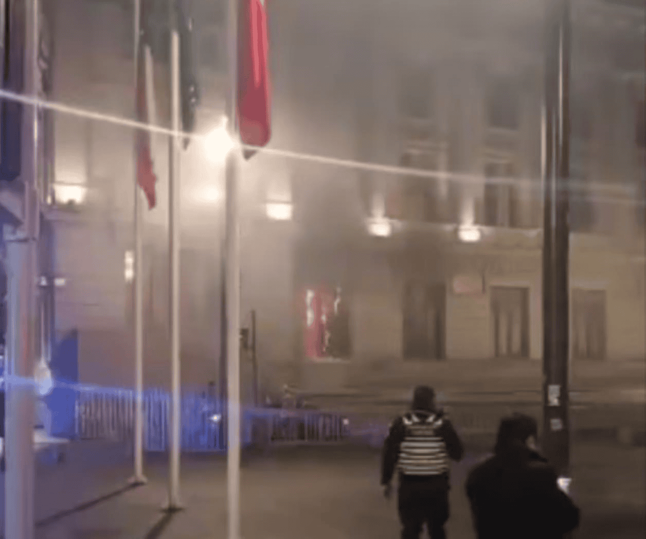 Incendio afecta al Palacio de los Tribunales en Chile