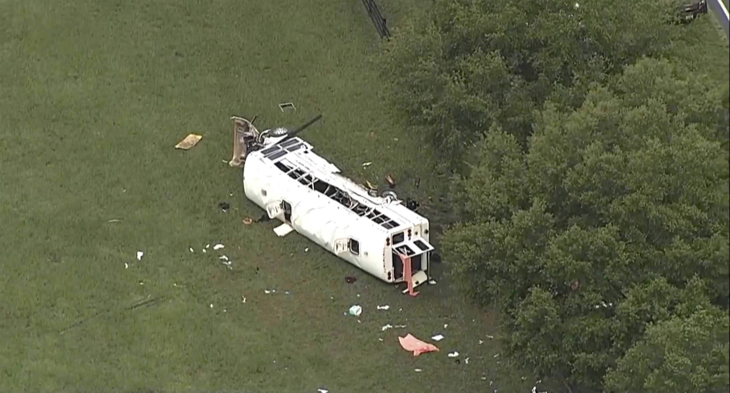 Choca camioneta contra autobús; deja 8 muertos en Florida