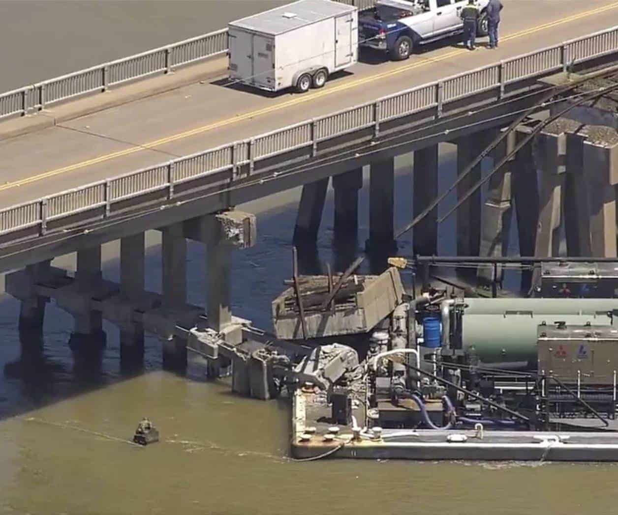 Impacta barcaza puente en puerto de Galveston