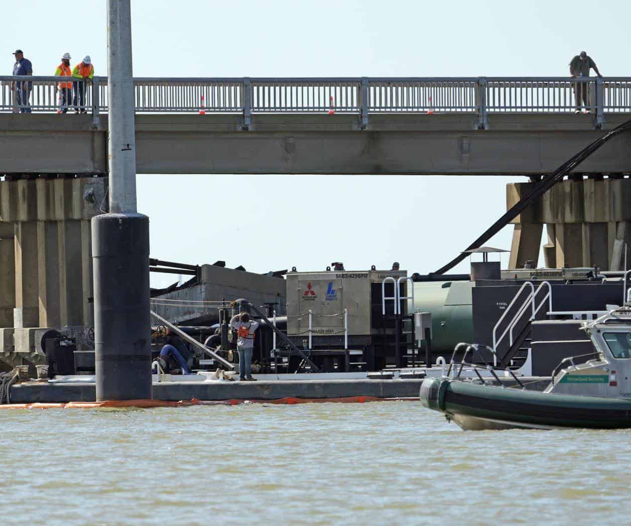Embiste barcaza a puente Pelican Island y derrama petróleo
