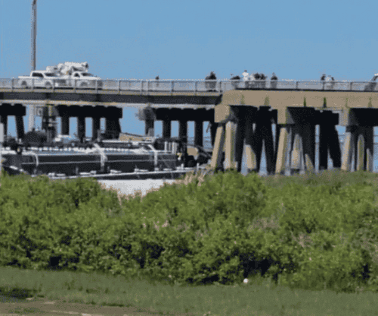 Choca embarcación con puente en Pelican Island, en Texas