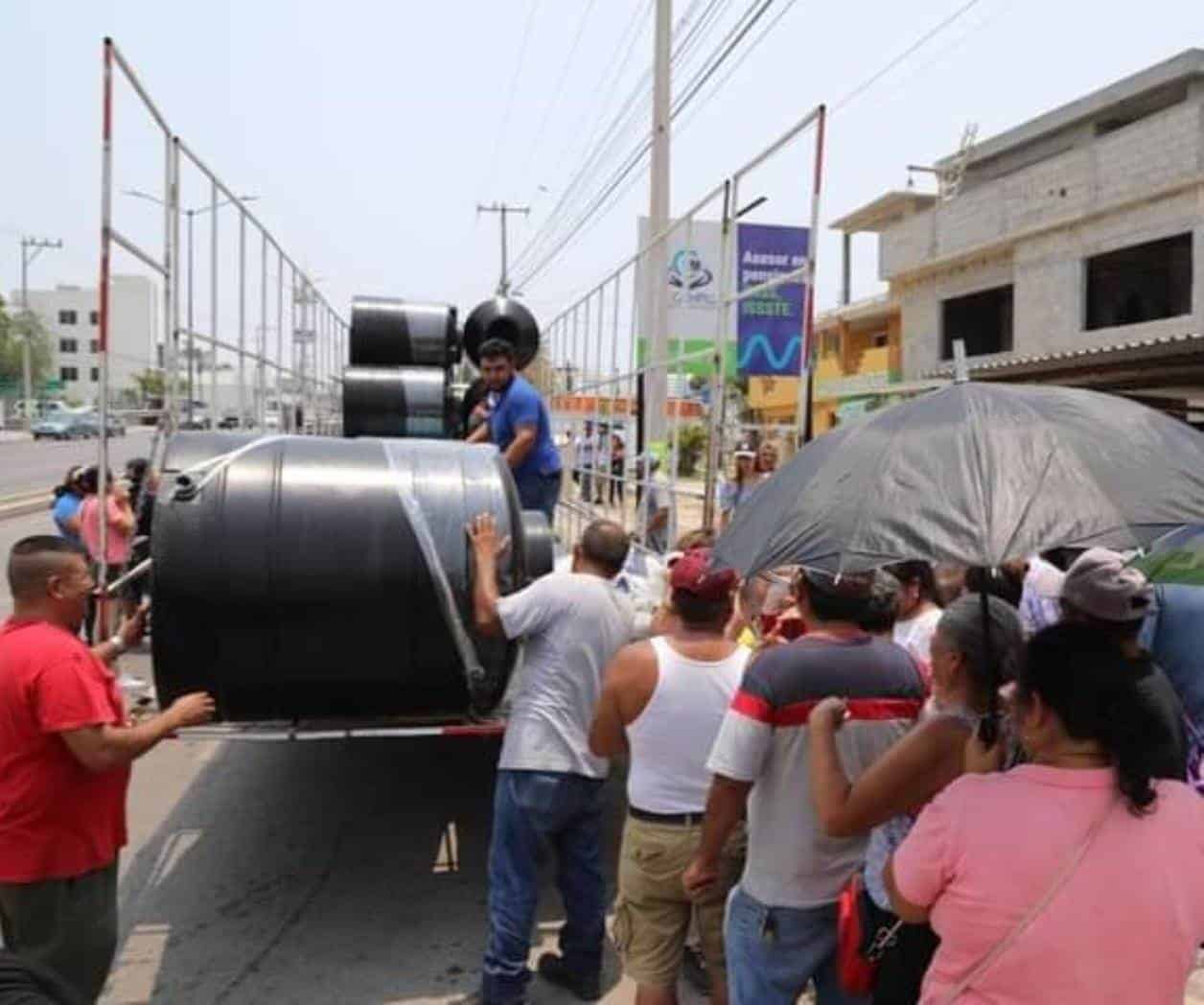 Llegan foráneos a vender tinacos en Tampico