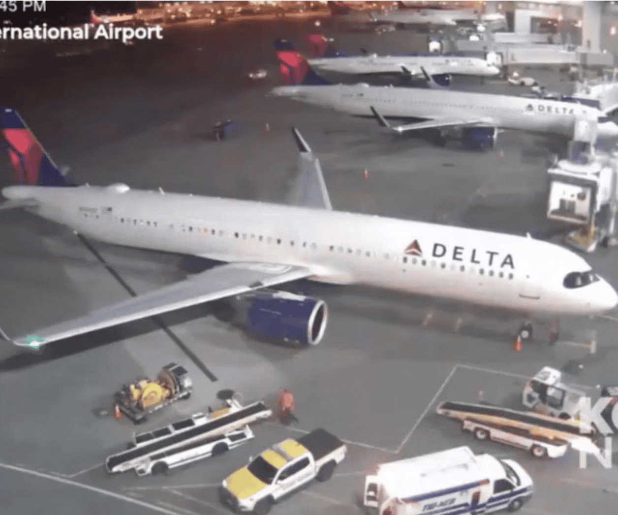 Video muestra momento que avión se incendia al aterrizar en Seattle