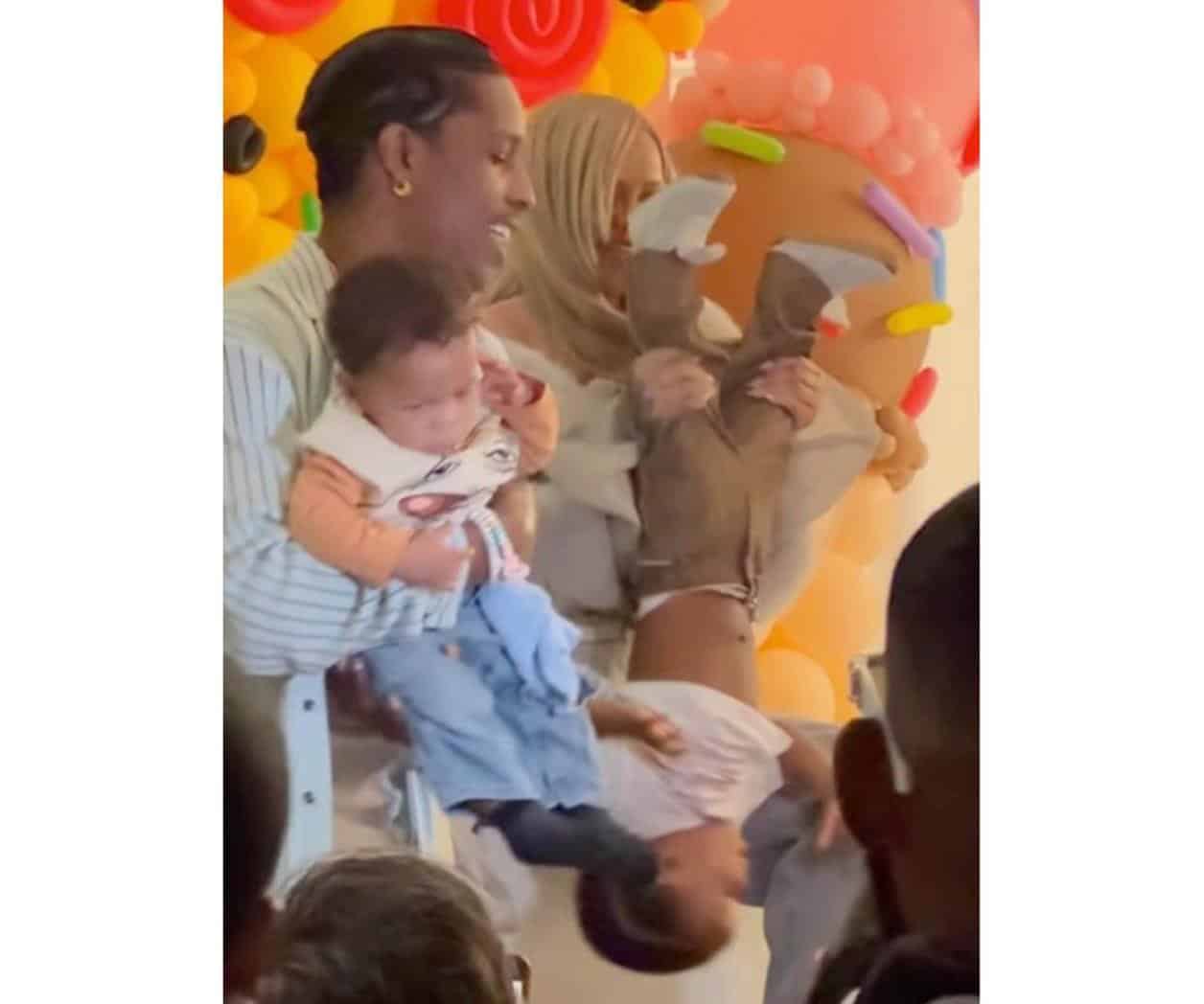 Critican a Rihanna por la forma de cargar su hijo Critican a Rihanna por la forma de cargar su hijo