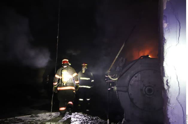 Bomberos extinguen incendio en fábrica de hules, en Guadalajara