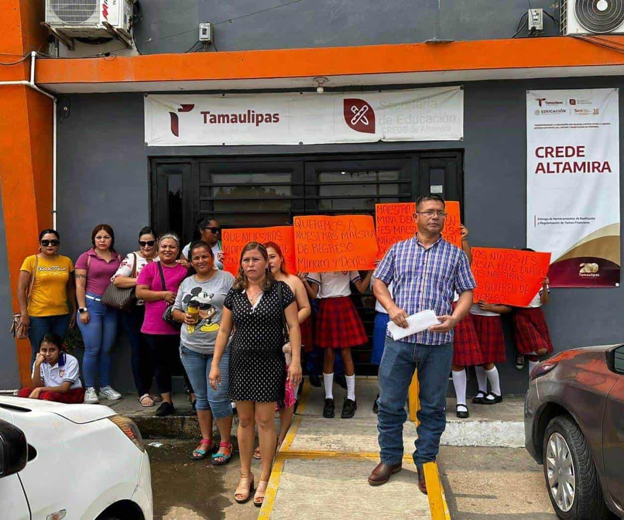 Protestan por suspensión de 2 maestras agredidas