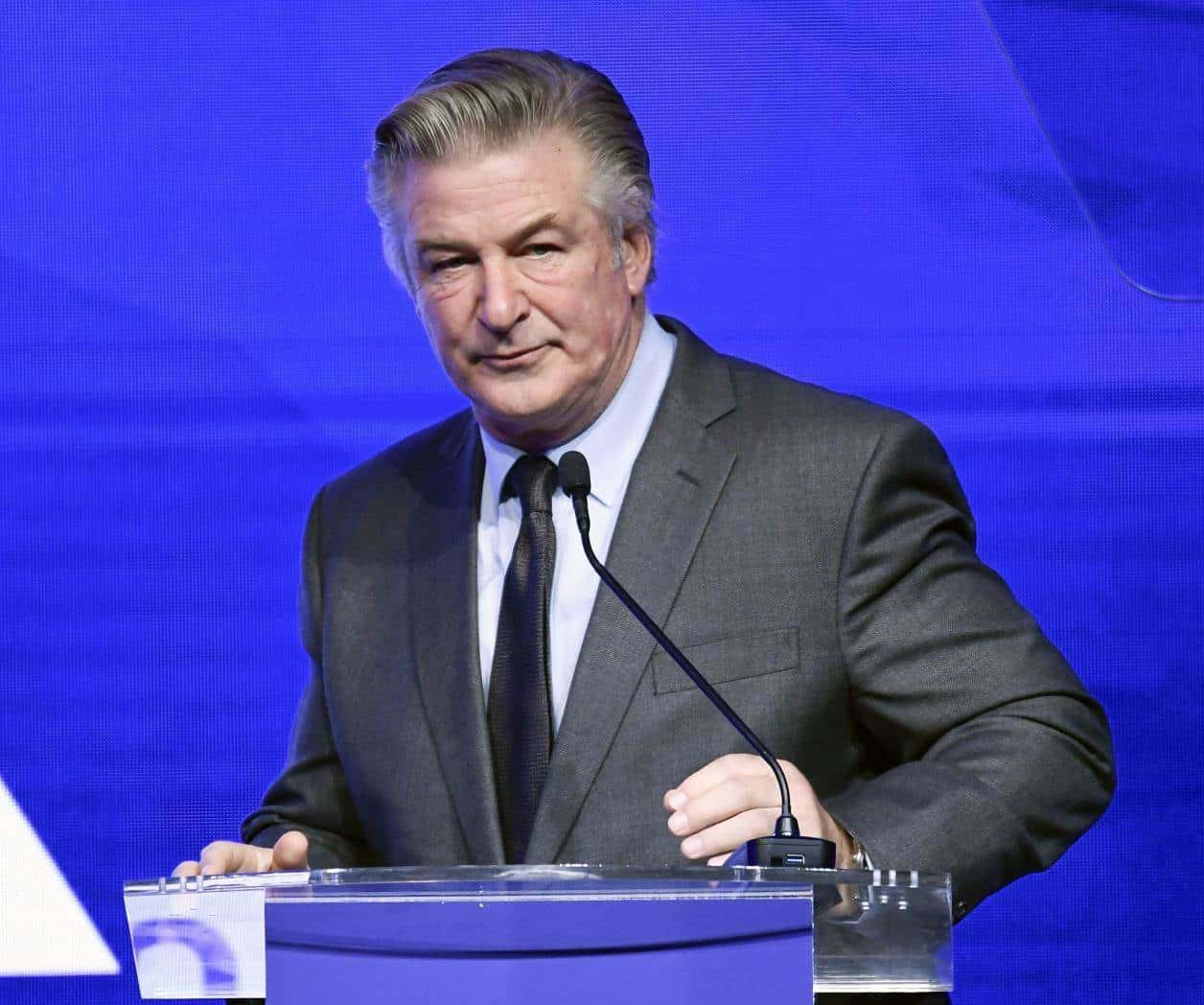 Considerará jueza la desestimación de acusación contra Alec Baldwin Considerará jueza la desestimación de acusación contra Alec Baldwin