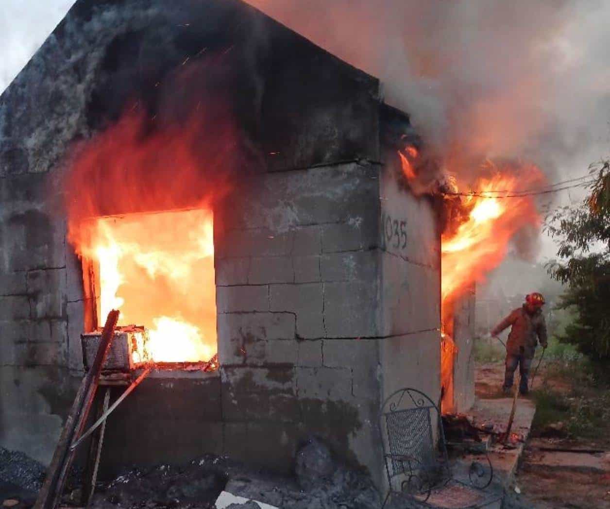 Devora fuego una vivienda en Camargo