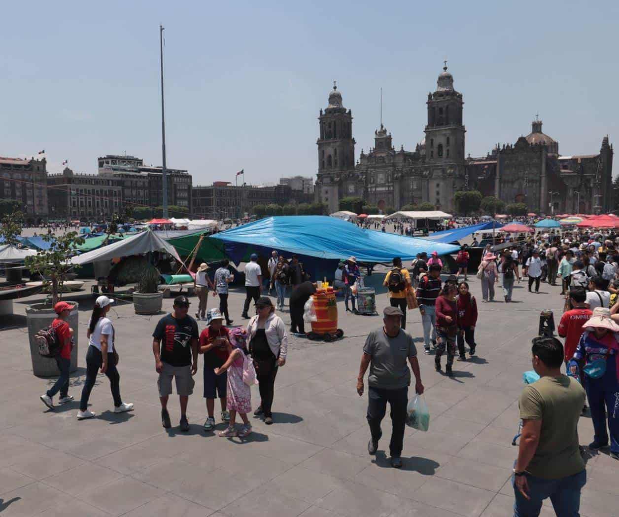 Impide CNTE paso de templete en Zócalo para Marea Rosa