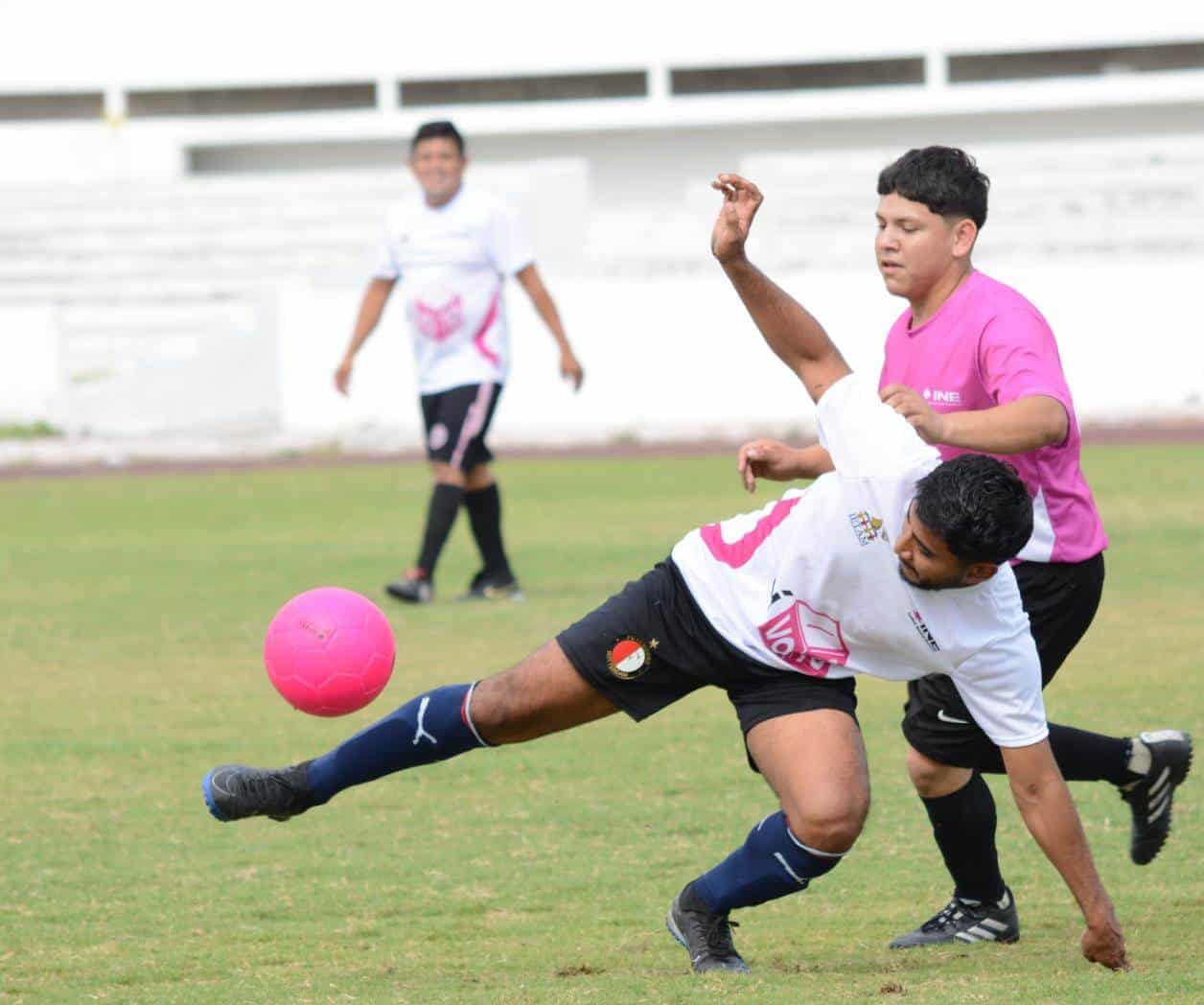 Realizan cuadrangular futbolero