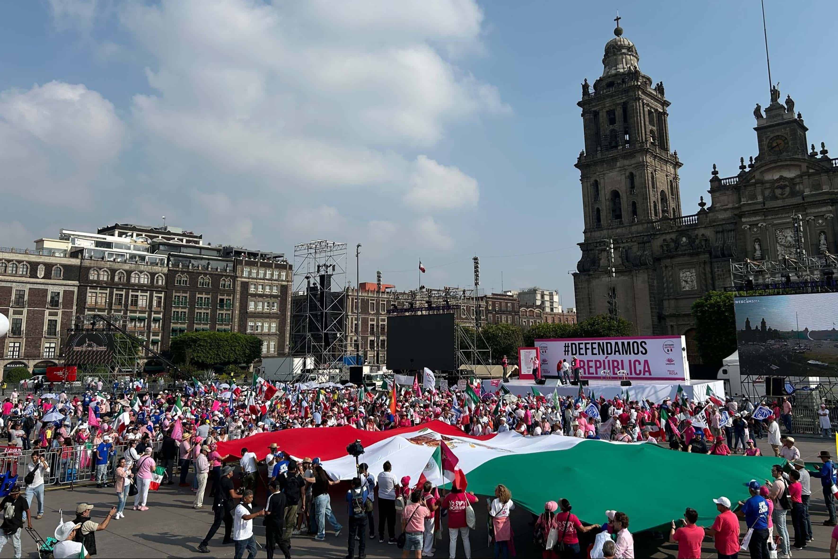 Marea Rosa por la Democracia en el Zócalo Capitalino