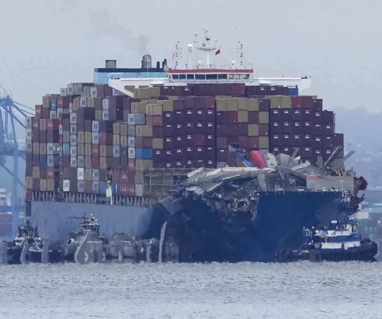 Reflotan el barco de letal derrumbe en el puente de Baltimore