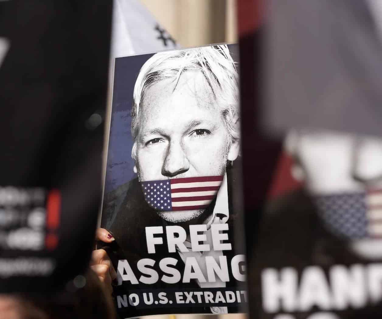 Puede apelar extradición; determina corte británica sobre Julian Assange