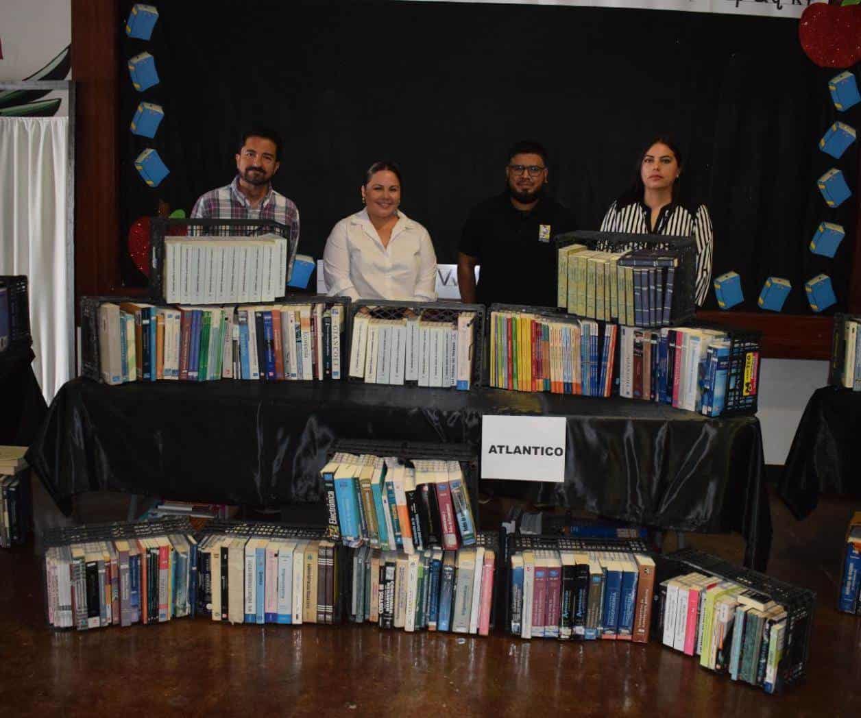 Entregan libros a instituciones Entregan libros a instituciones