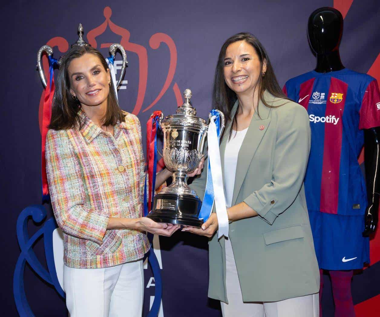 Reina Letizia reaparece tras lesión en pie