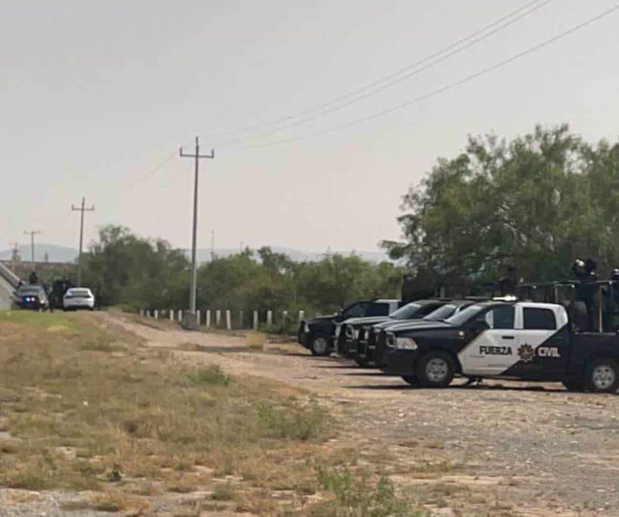 Hallan dos personas asesinadas a balazos en Autopista a Laredo