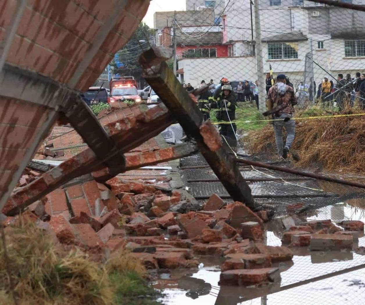Mueren 2 personas en caída de barda tras tornado en Toluca