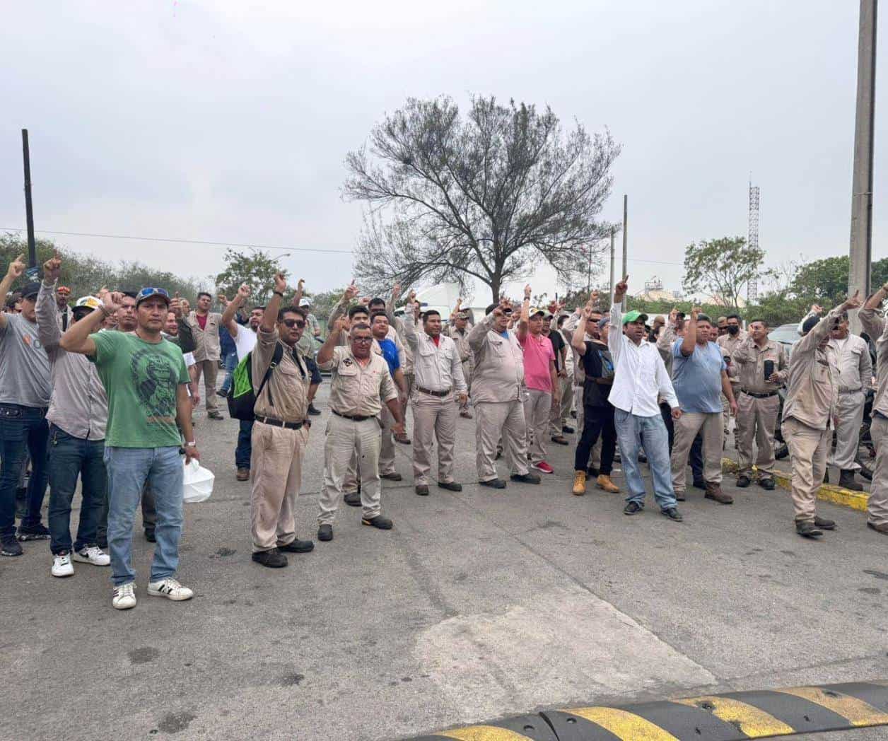 Obreros bloquean ingreso de la SEMAR a Refinería Francisco I. Madero Obreros bloquean ingreso de la SEMAR a Refinería Francisco I. Madero