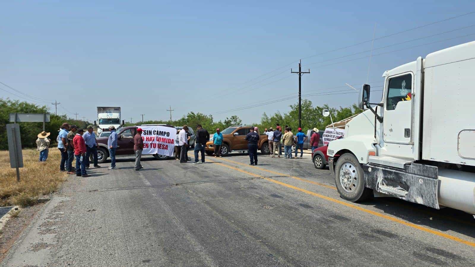 Por cuarta ocasión, campesinos bloquean carretera Victoria-Matamoros