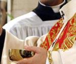 Acusan a un sacerdote de morder a una mujer