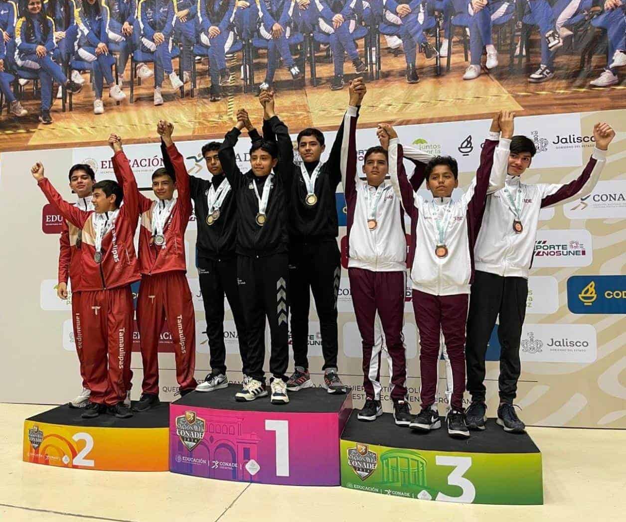 Presumen medallas, una de plata y otra de bronce