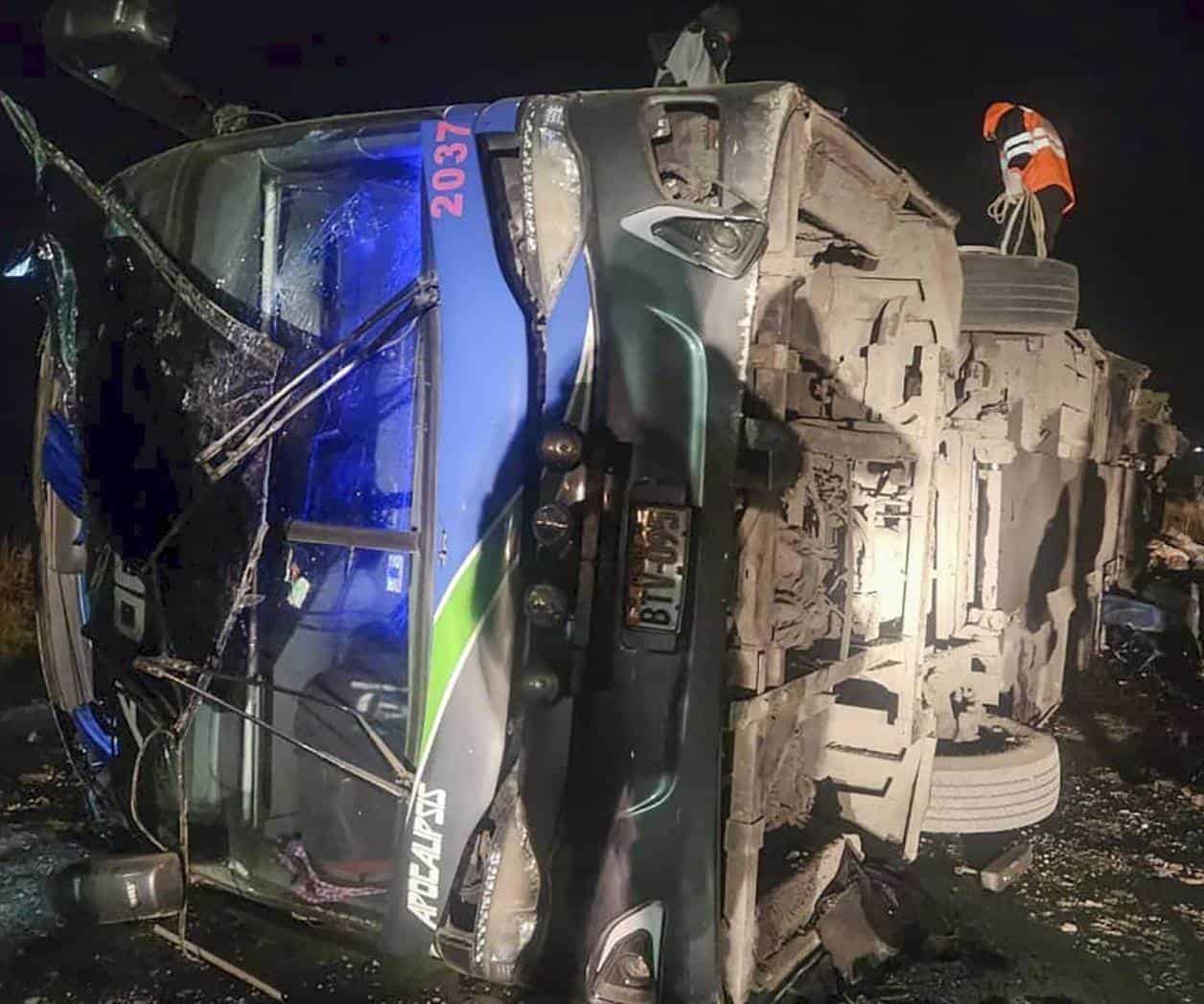 Accidente entre autobús y tren de carga deja 4 fallecidos y 36 heridos en Perú