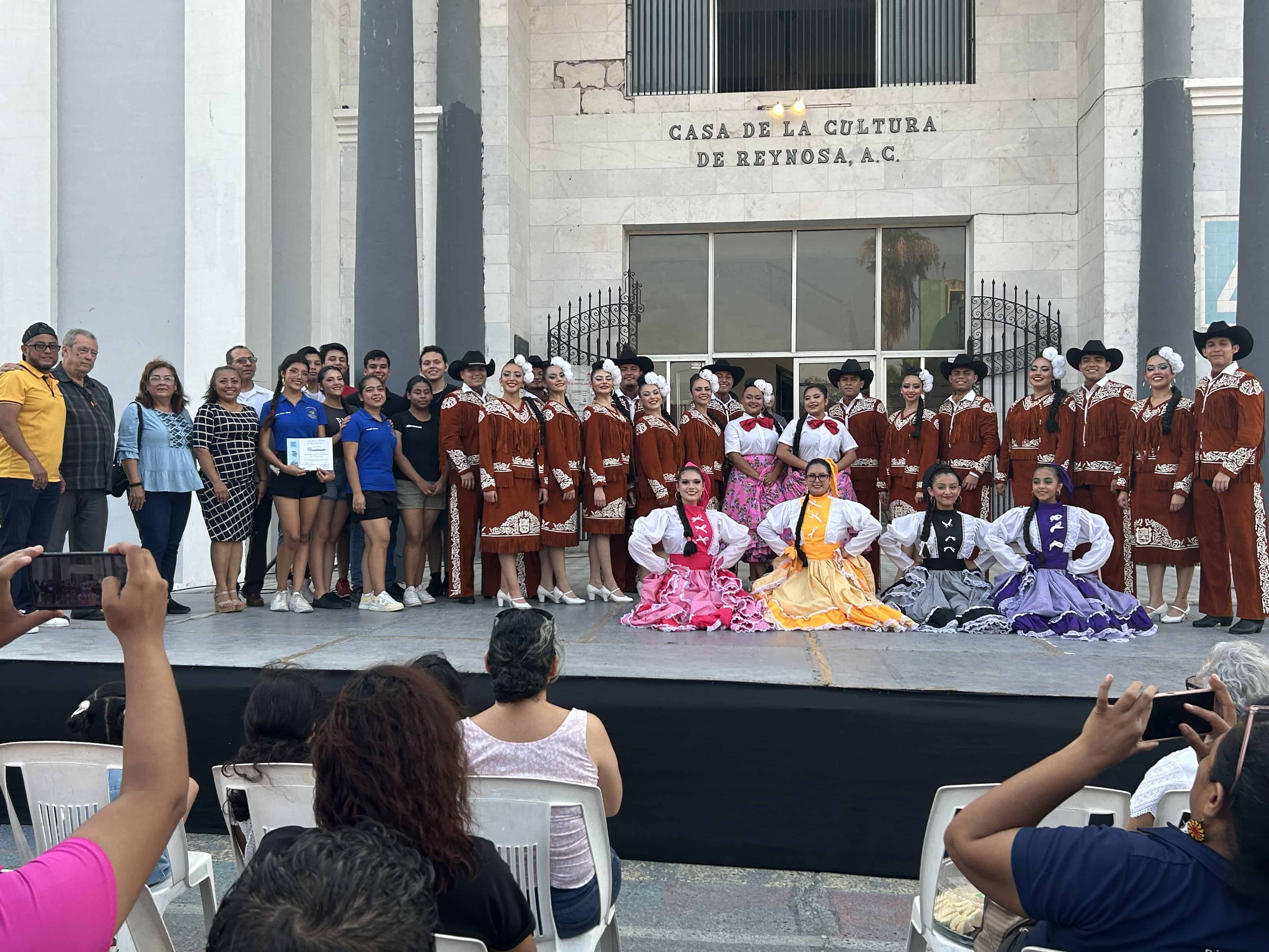 Participantes en el festival folclórico ´Al son que me toquen´.