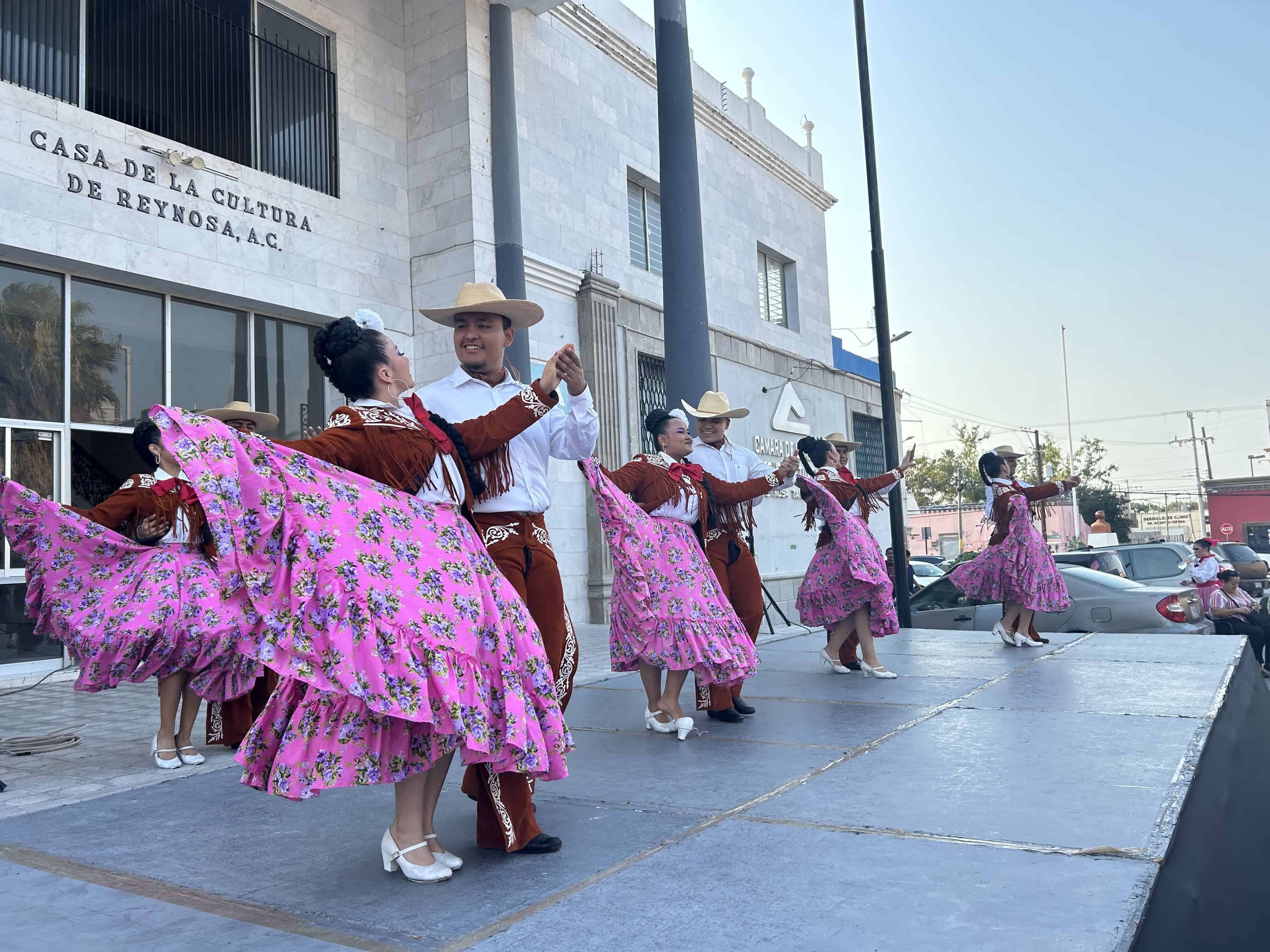 Bailarines de la maestra Elma Sánchez Ostos.