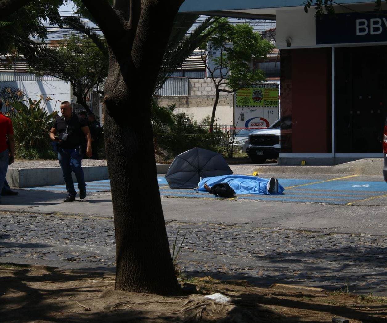 Ex militar abate a ladrón que intentó robarle su mochila en Zapopan