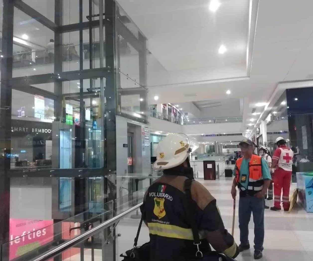 Quedan atorados en un elevador en Tampico