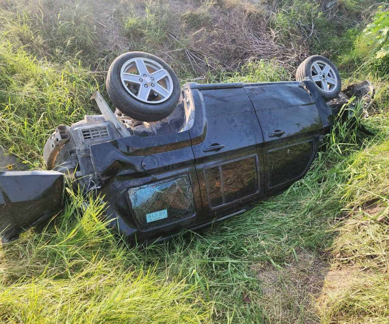 Dos jóvenes heridas en volcadura de auto