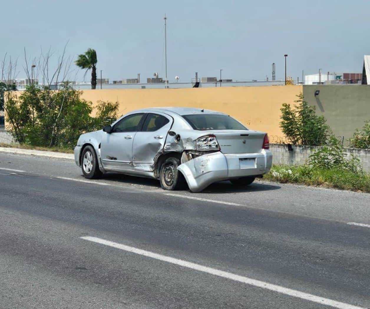 Abandonan automóvil