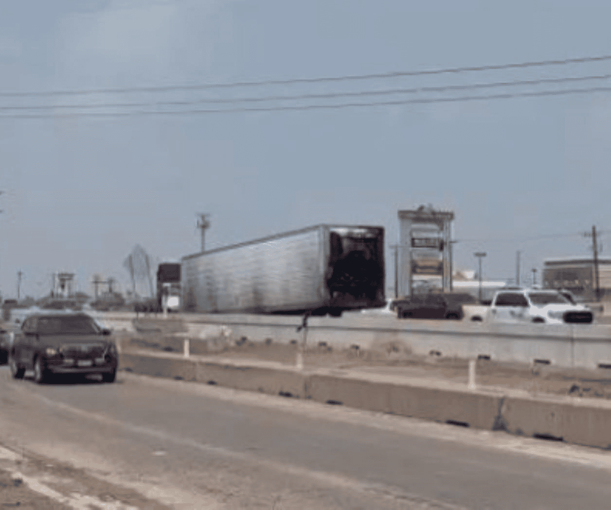 Se incendia camión de carga y chofer escapa de milagro en Expressway 83 Se incendia camión de carga y chofer escapa de milagro en Expressway 83