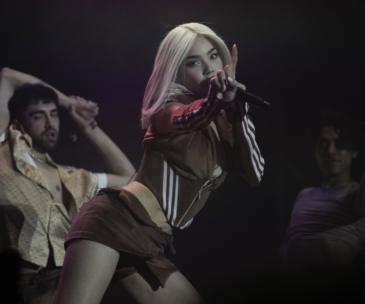 Reclama Kenia OS su feminidad en ‘Pink Aura’