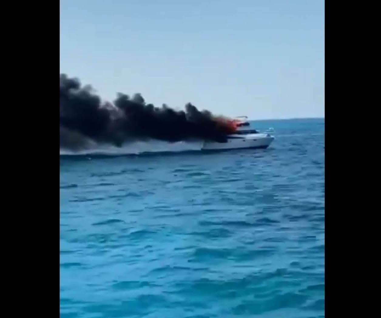 Embarcación se incendia frente a Isla Mujeres, Quintana Roo