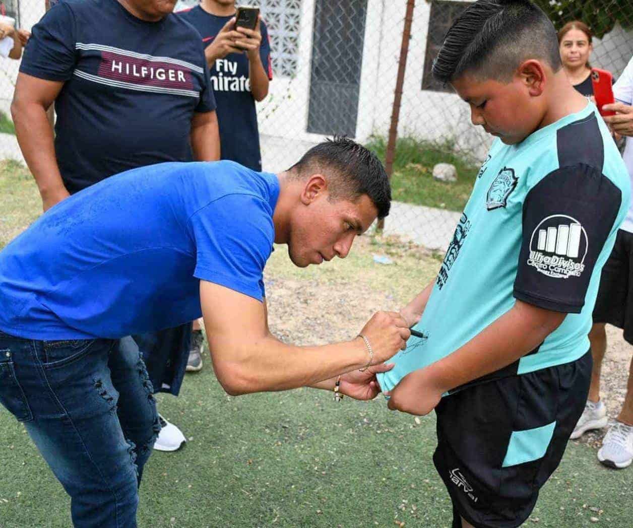 Convive Ronaldo González con Bravos