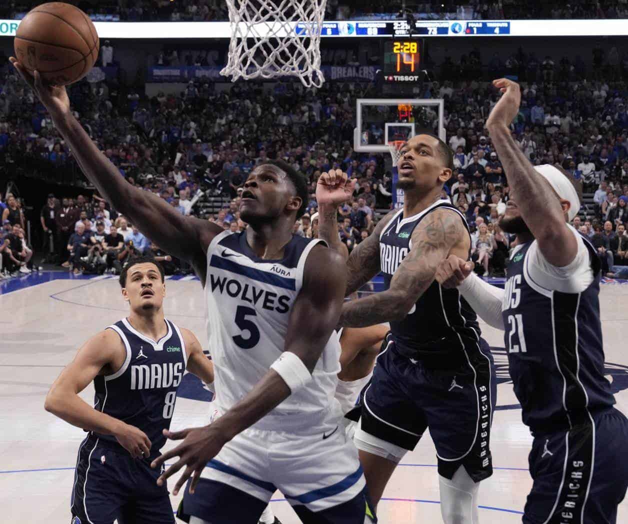 Evita Wolves la barrida ante los Mavericks Evita Wolves la barrida ante los Mavericks