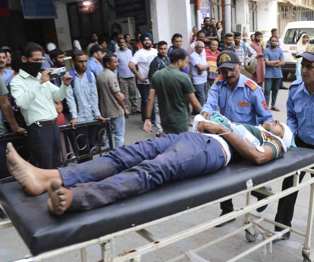 Cae autobús a barranco en India; fallecen veintiún personas