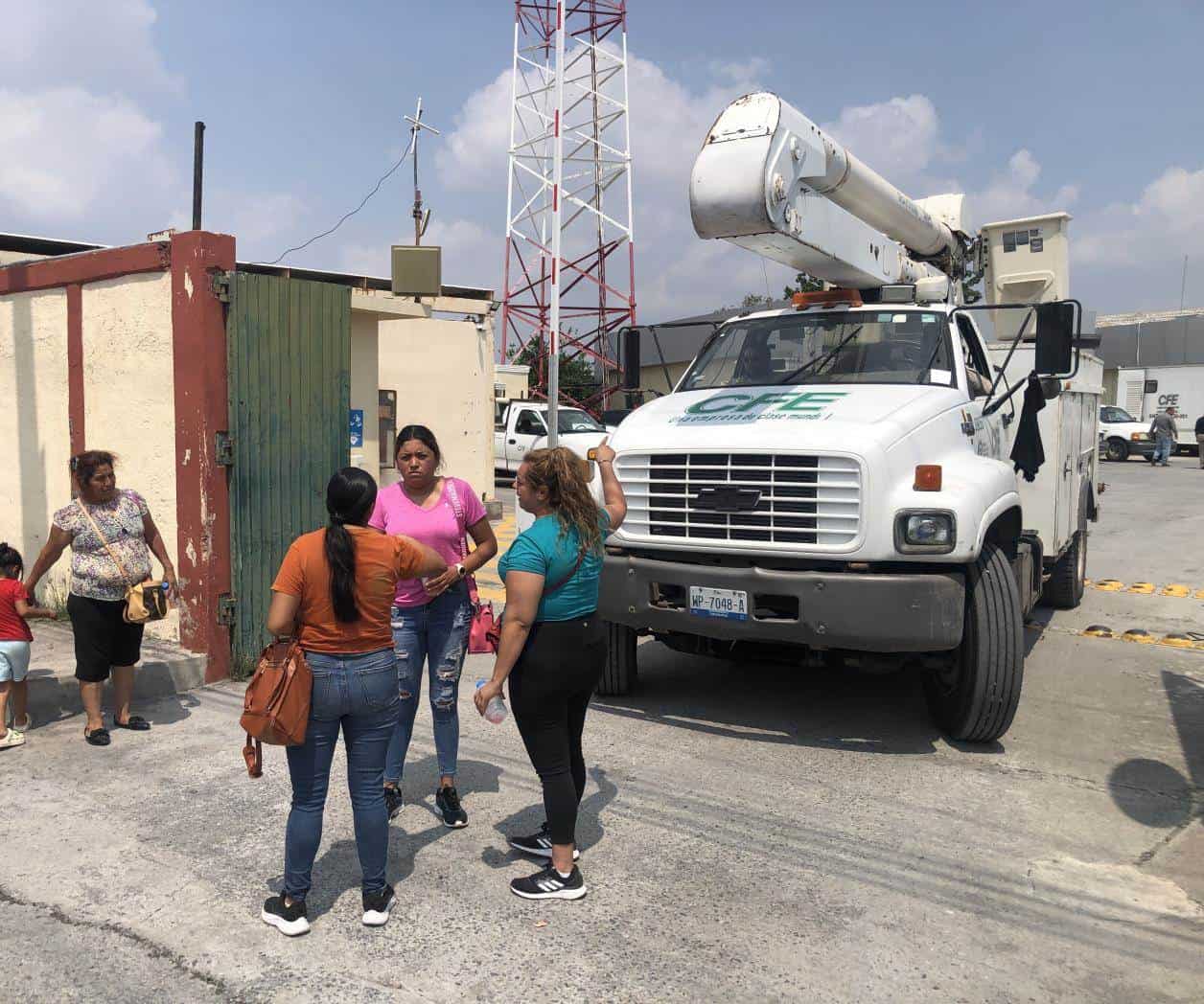 Bloquean colonos acceso hacia CFE