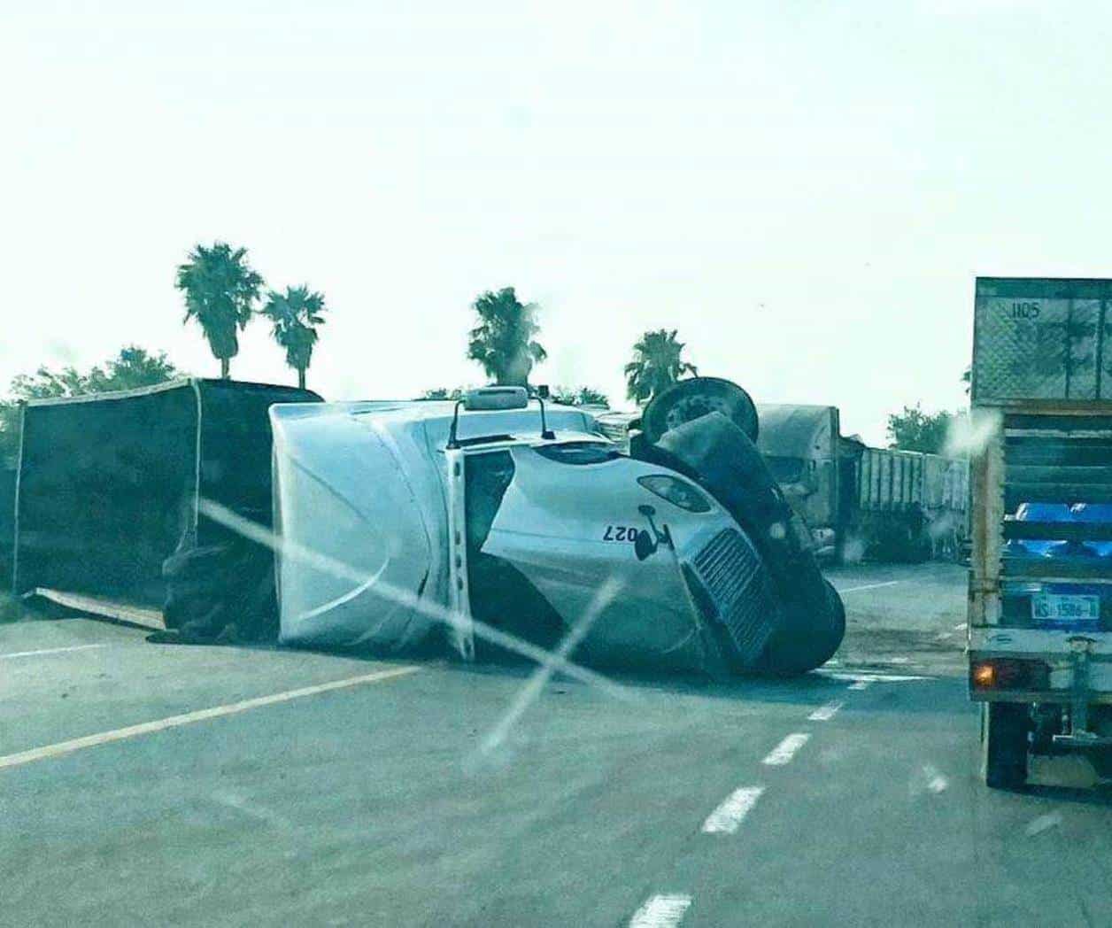 Cierran la ribereña por una volcadura