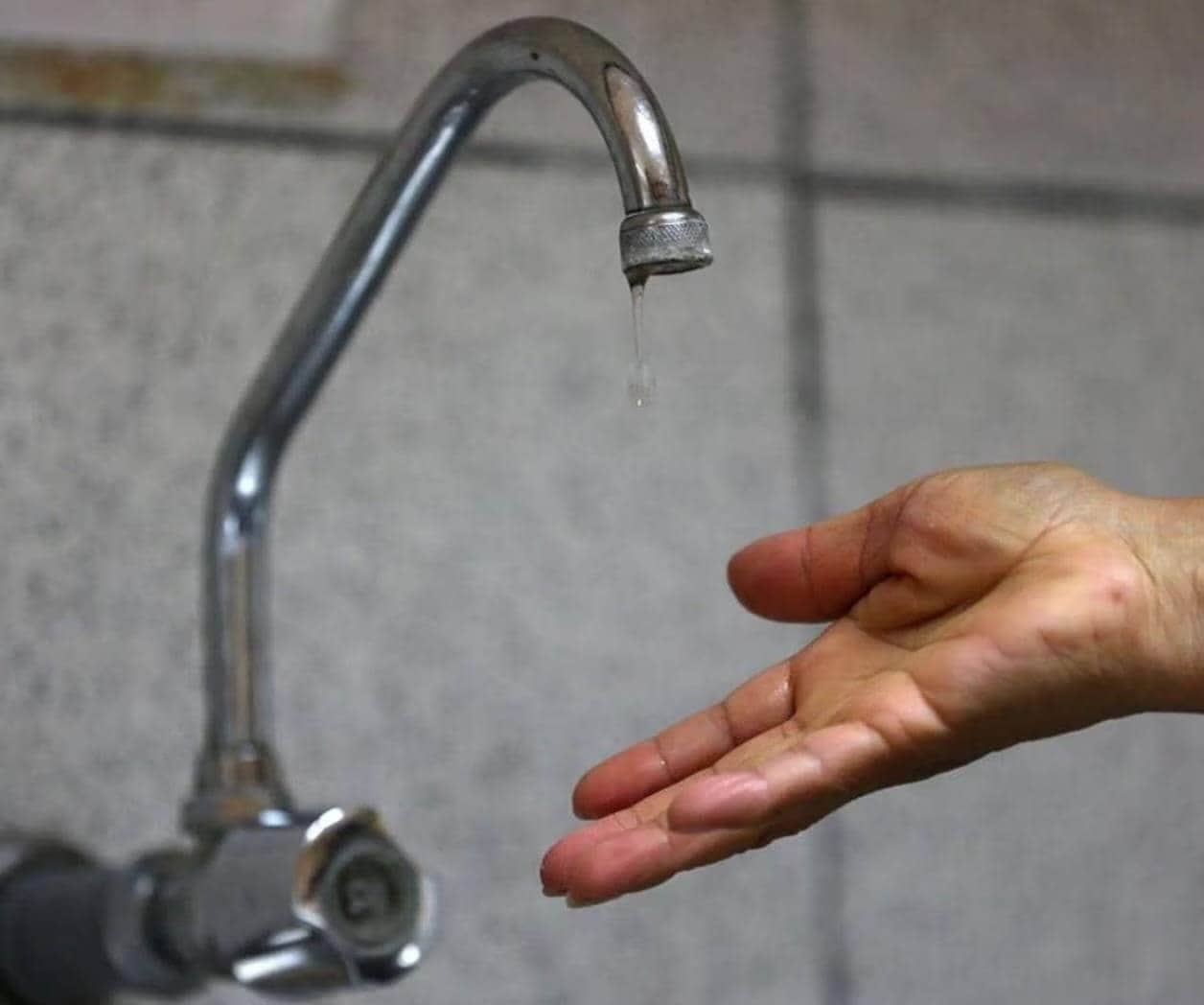 Sufren habitantes la falta de agua