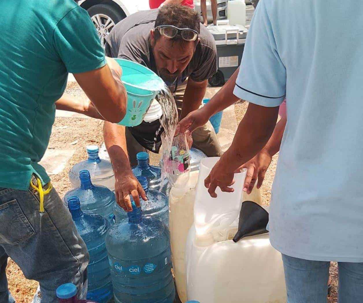 Abastecen de agua a través de ´tótems´