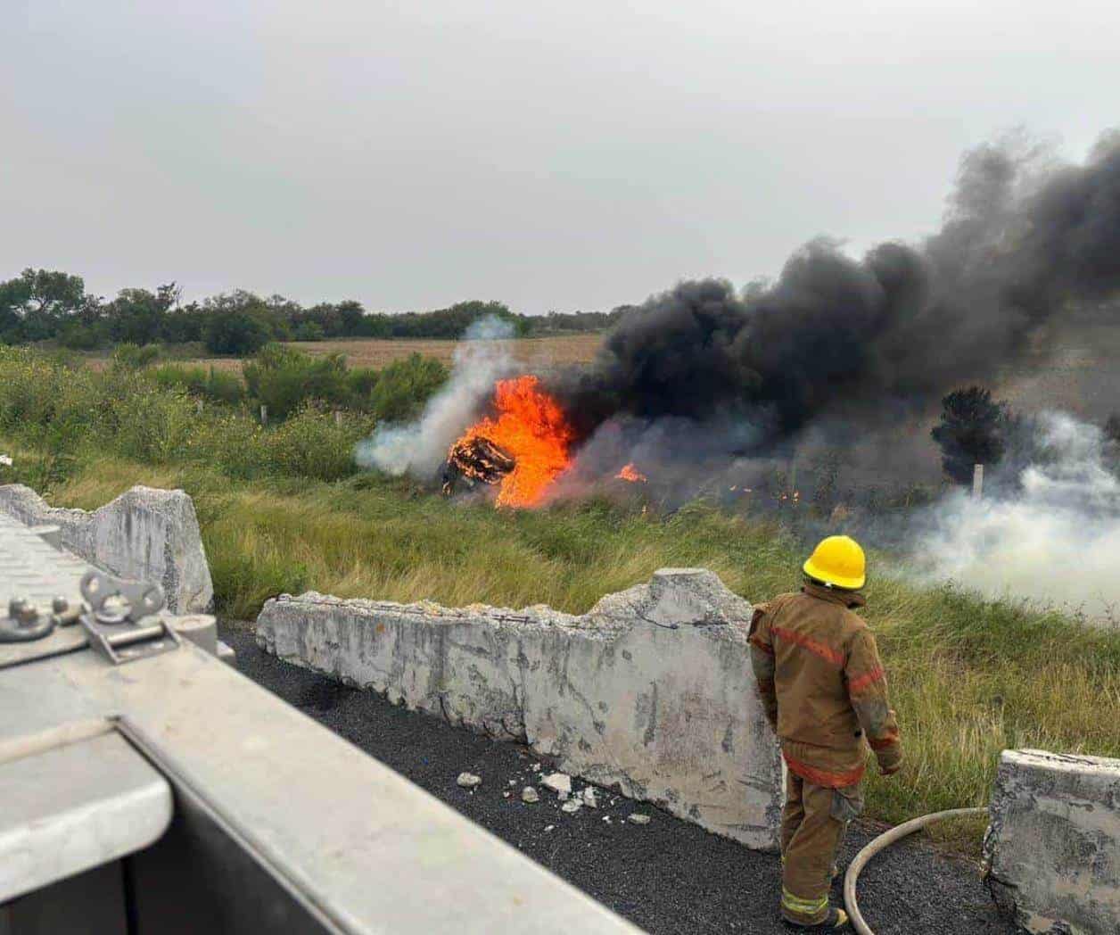 Arde Jeep en puente Río Bravo-Donna Arde Jeep en puente Río Bravo-Donna