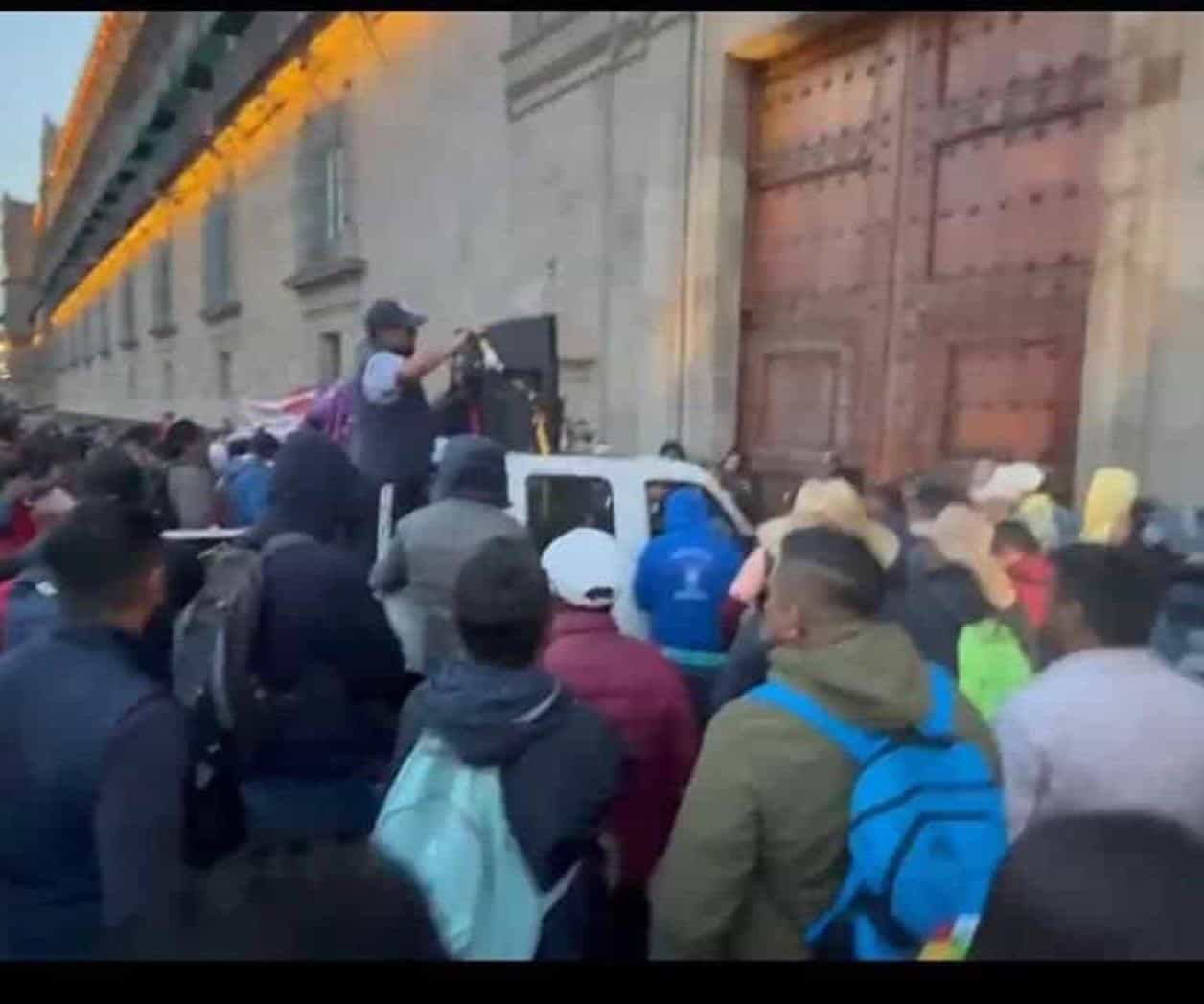 CNTE se enfrenta a policías y daña puerta de Palacio