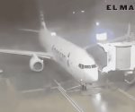  El fuerte viento empuja un avión fuera de su puerta de embarque