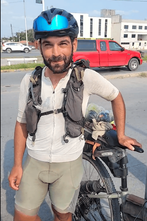 Sinan, el ciclista francés que pedalea desde Cancún a NuevaYork