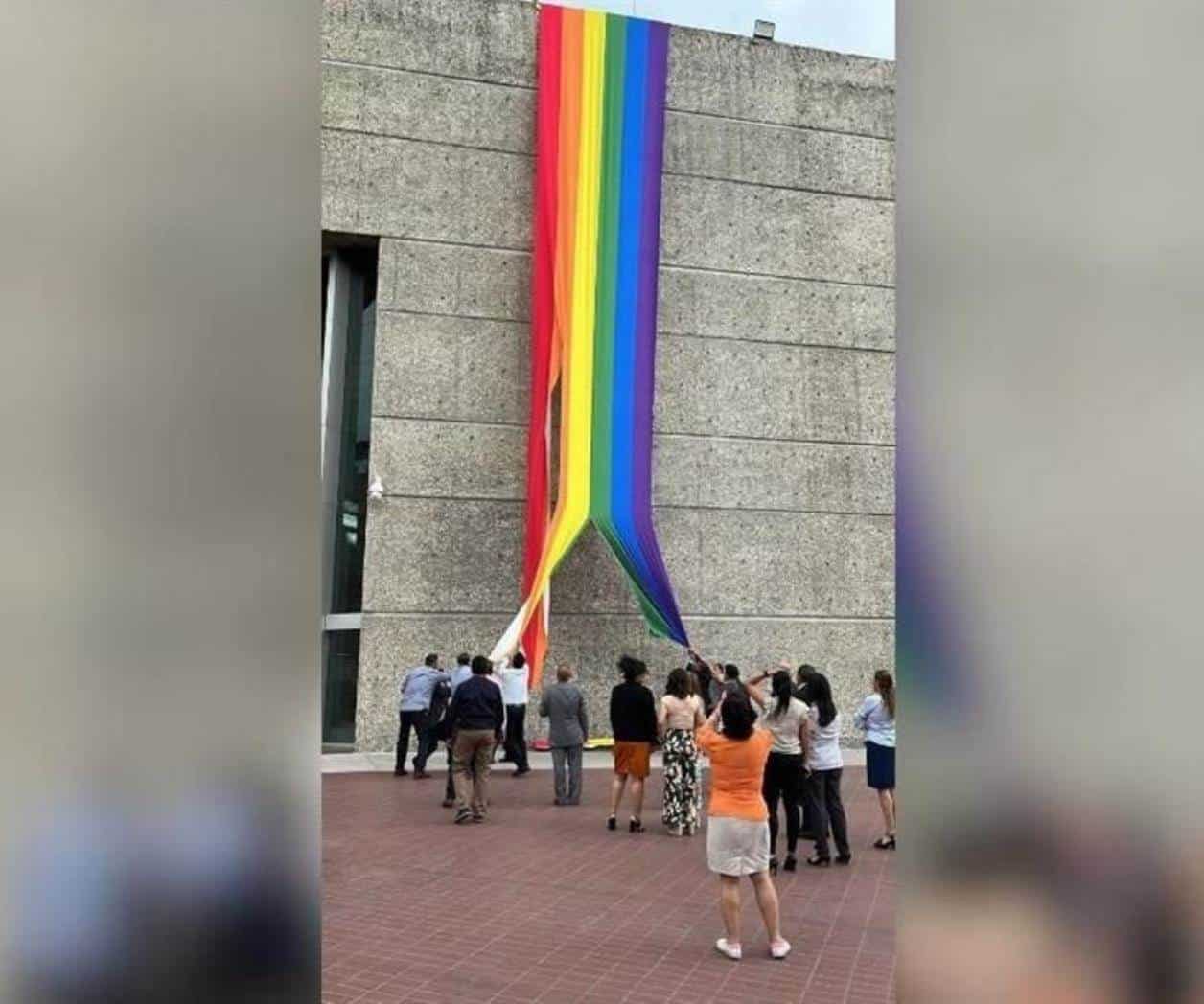 Sustituye colectivo bandera Nacional por LGBT+ en Infonavit