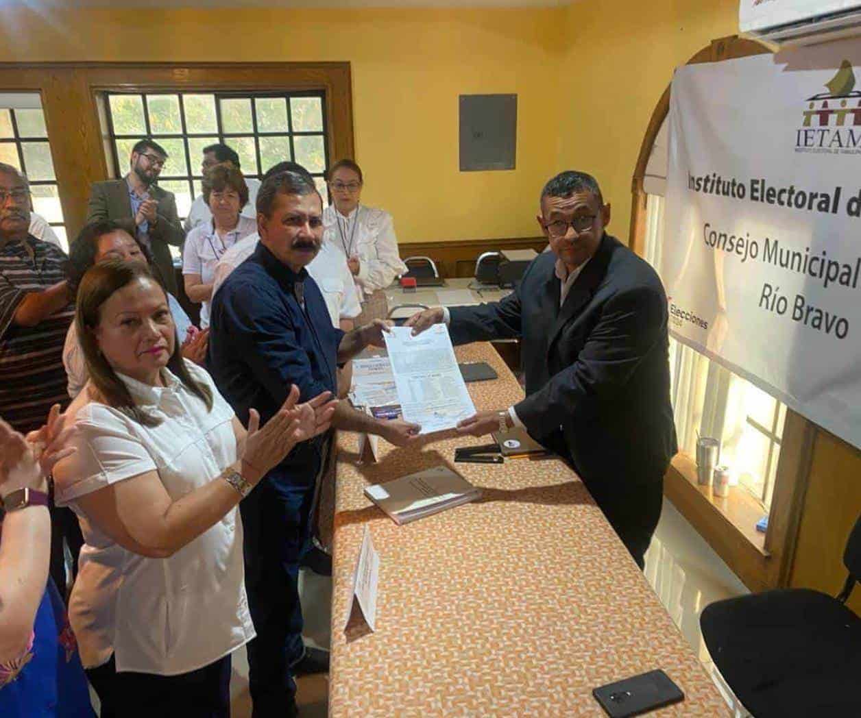 Entregan constancia a Miguel A. Almaraz